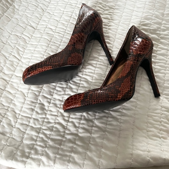 Brown snake print BCBG Paris pumps. - Picture 3 of 8